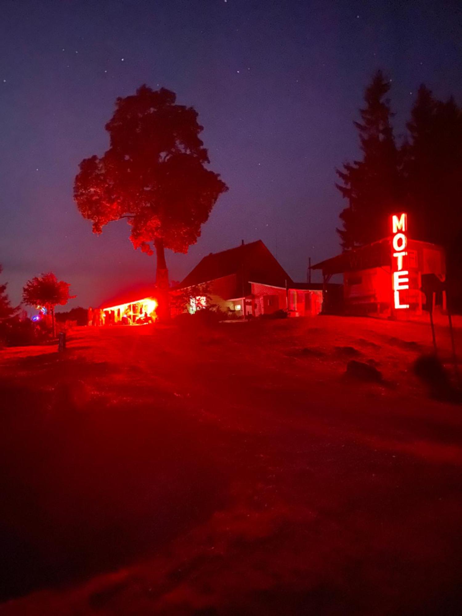Hotel Piekalne Kalniesi Zewnętrze zdjęcie
